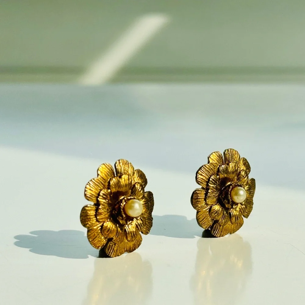CHANEL chic gold